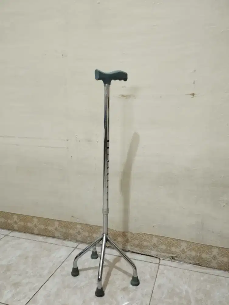 TONGKAT JALAN KAKI 4 BEKAS (ALAT BANTU JALAN)