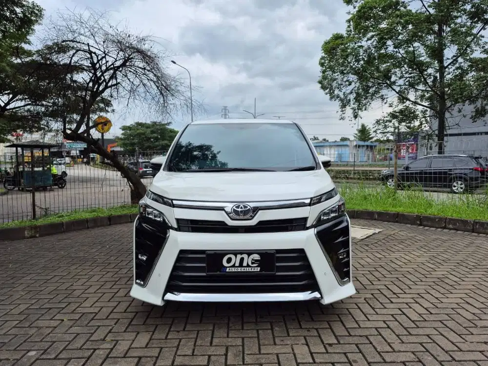 TOYOTA VOXY 2.0 AT 2018