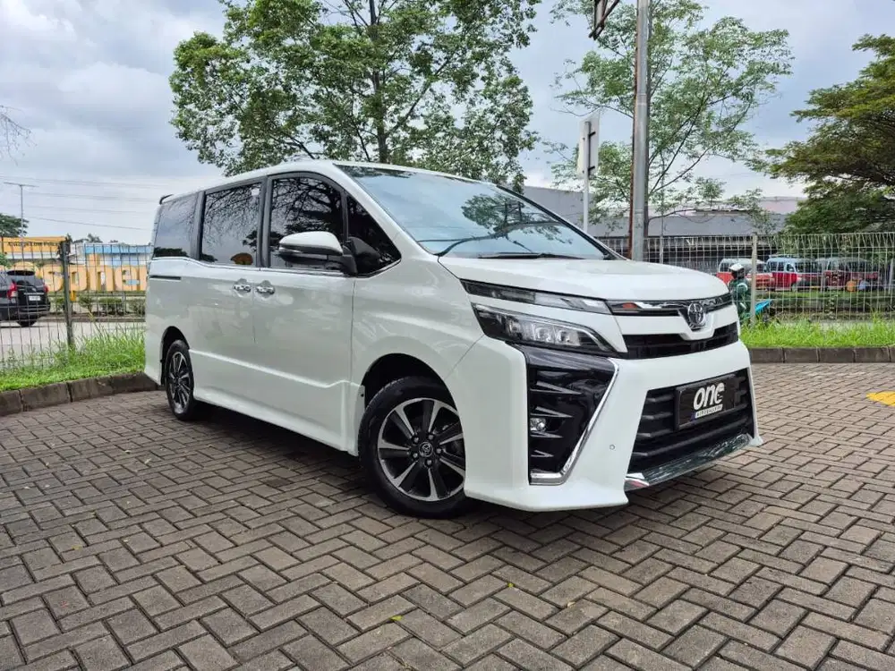 TOYOTA VOXY 2.0 AT 2018