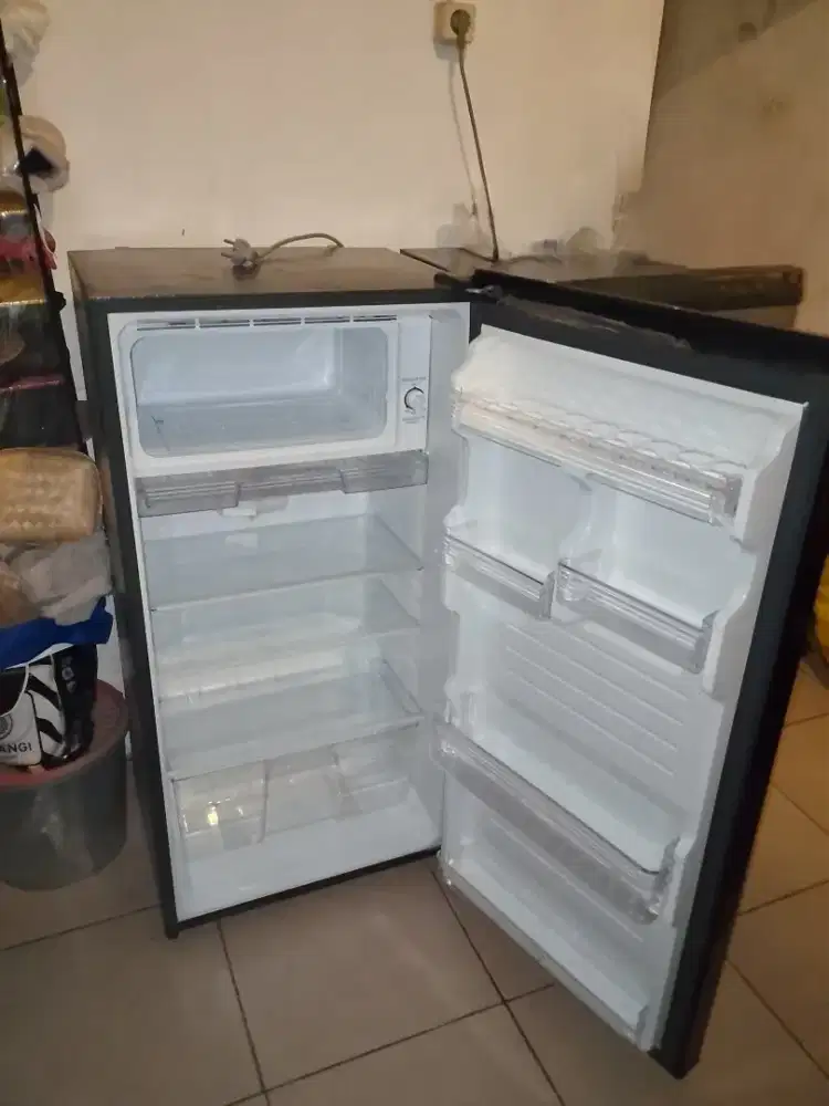 Kulkas bekas merk Sharp satu pintu