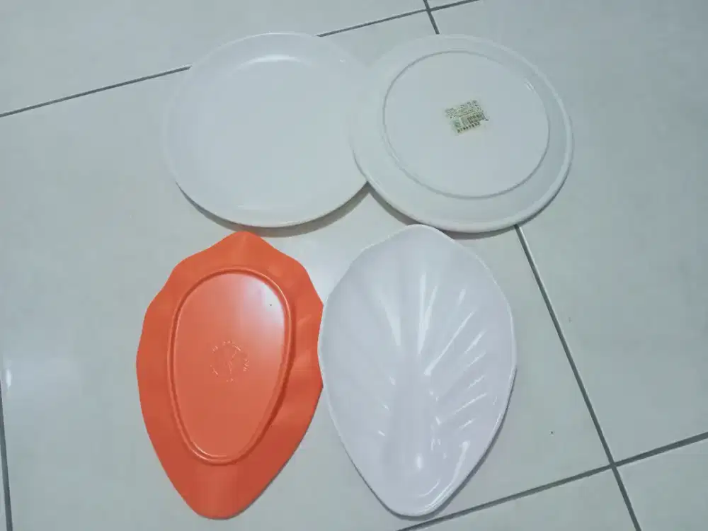 Piring melamine berbentuk bulat dan bunga