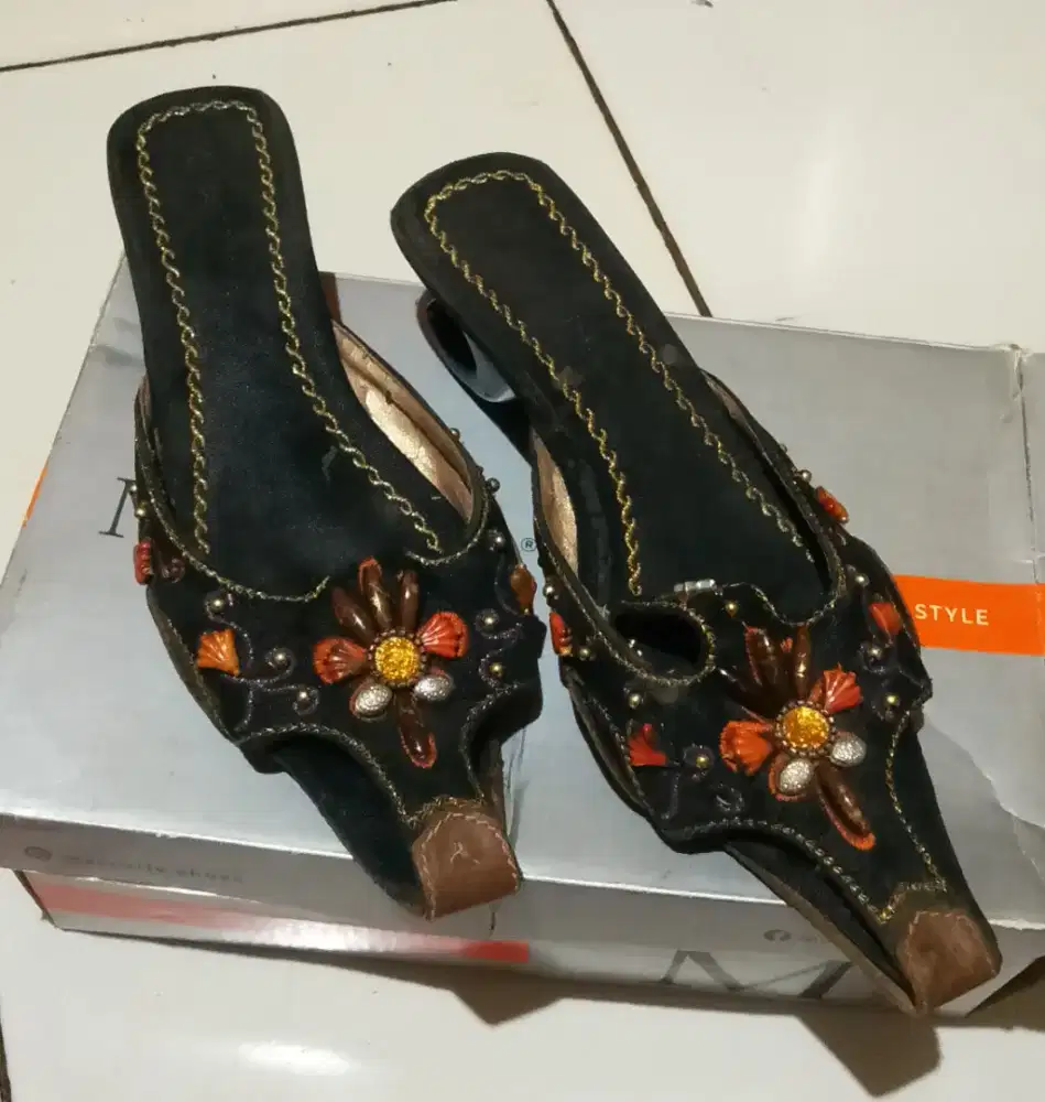 Sendal wanita untuk ke pesta