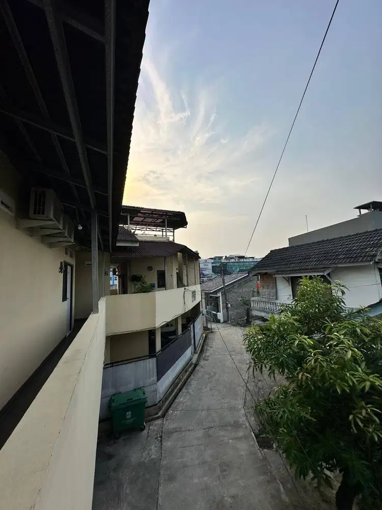 Kost Exclusive harga Affordable di Bekasi ada area parkir mobil