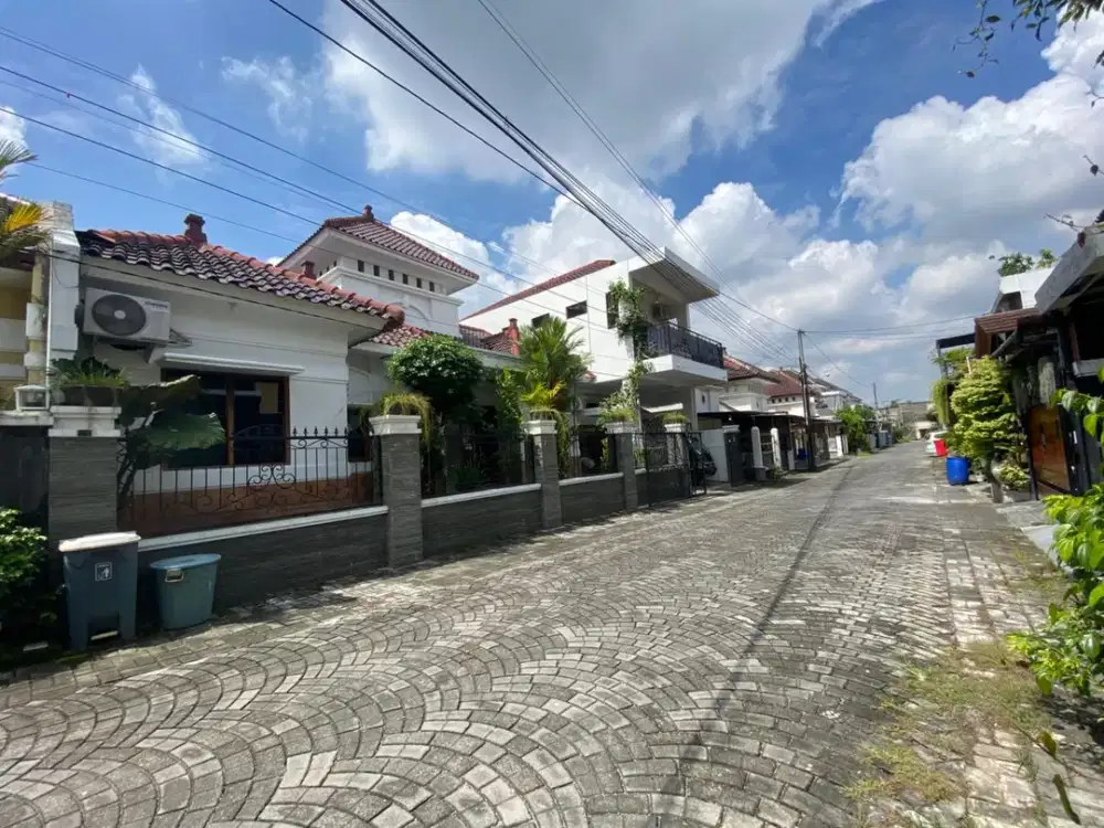 DIJUAL RUMAH MEWAH 2 LANTAI EXCLUSIVE ONE GATE DEKAT PAKUWON MALL JOGJA