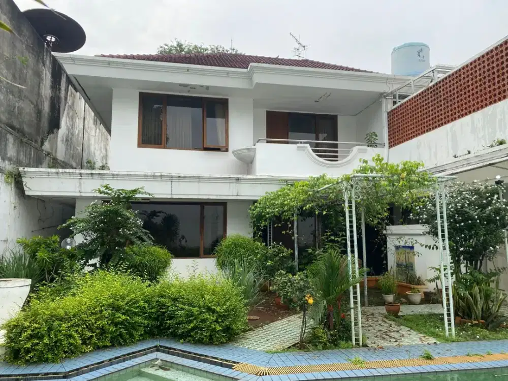 Harga Hitung Tanah! Rumah di Menteng, Ada Kolam Renang