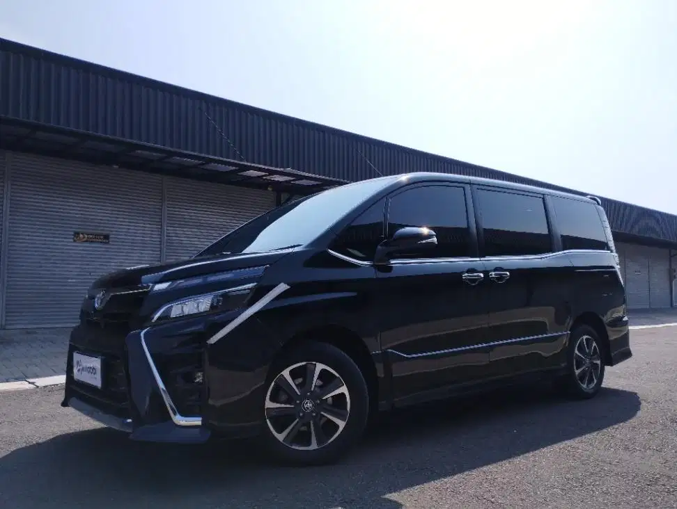 DP MURAH Toyota Voxy 2.0 Bensin-AT 2021 Hitam CAAAL
