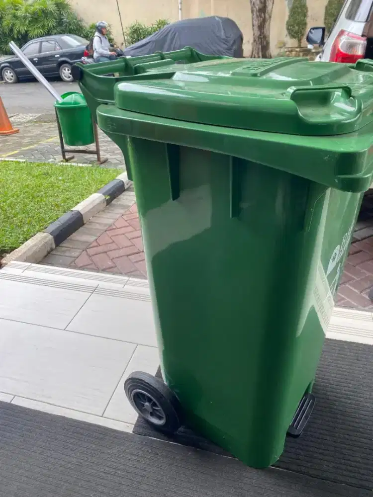 Temapt sampah besar beroda merek Kleen, uk 100x50x50