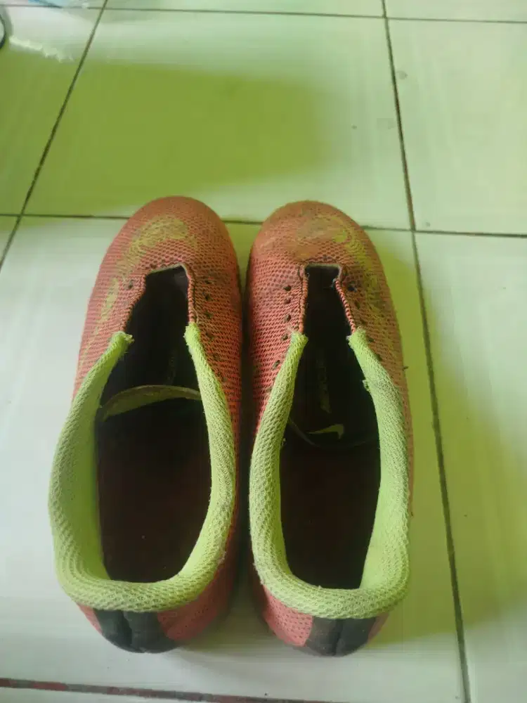 Sepatu Futsal Bekas Kondisi Baik Siap Pakai
