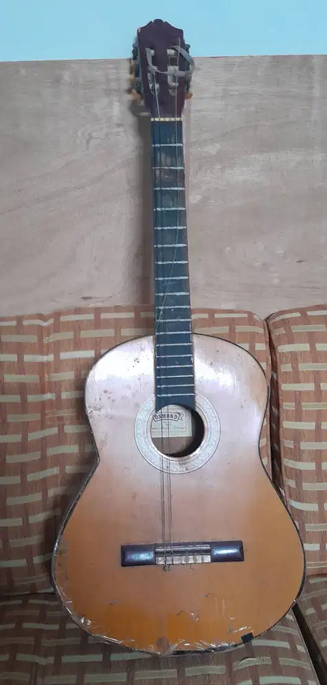 Gitar bekas rusak