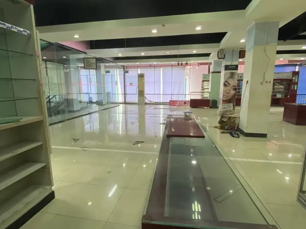 Bangunan usaha di jalan Pandanaran