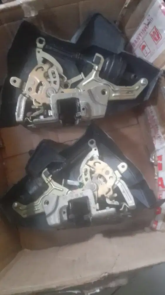 Door lock Belakang Kiri & kanan Mercy