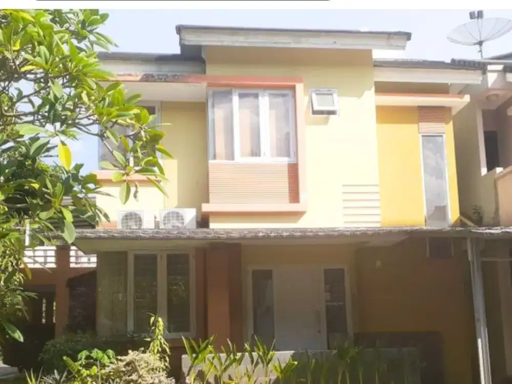 RUMAH HOOK 2 LANTAI DENGAN HALAMAN LUAS DAN LOKASI STRATEGIS