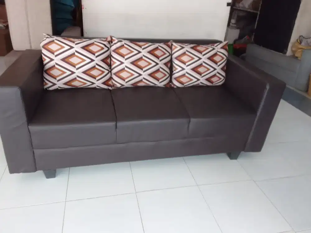Sofa 3ddkan warna coklat kulit bunus bantal 3
