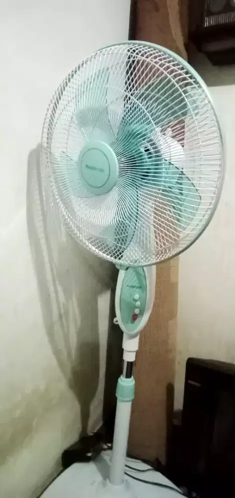 KIPAS ANGIN BERDIRI MASPION MASIH BARU GA JDI DI PAKE .