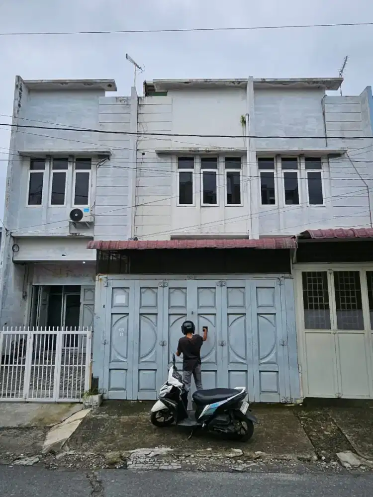 Disewakan ruko 2 1/2 lantai dekat jalan serdang