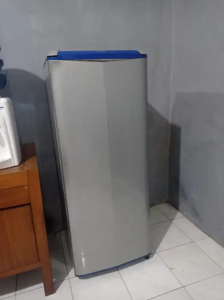 Kulkas Sanyo Slim Kondisi Normal Beku