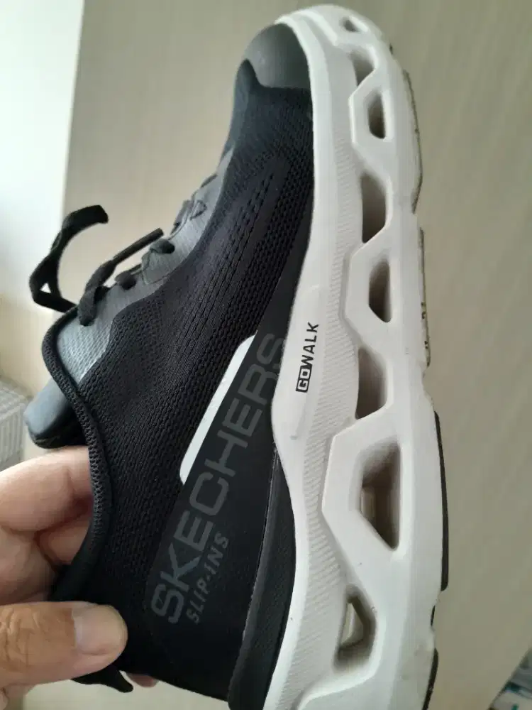 Sepatu sneakers skechers running