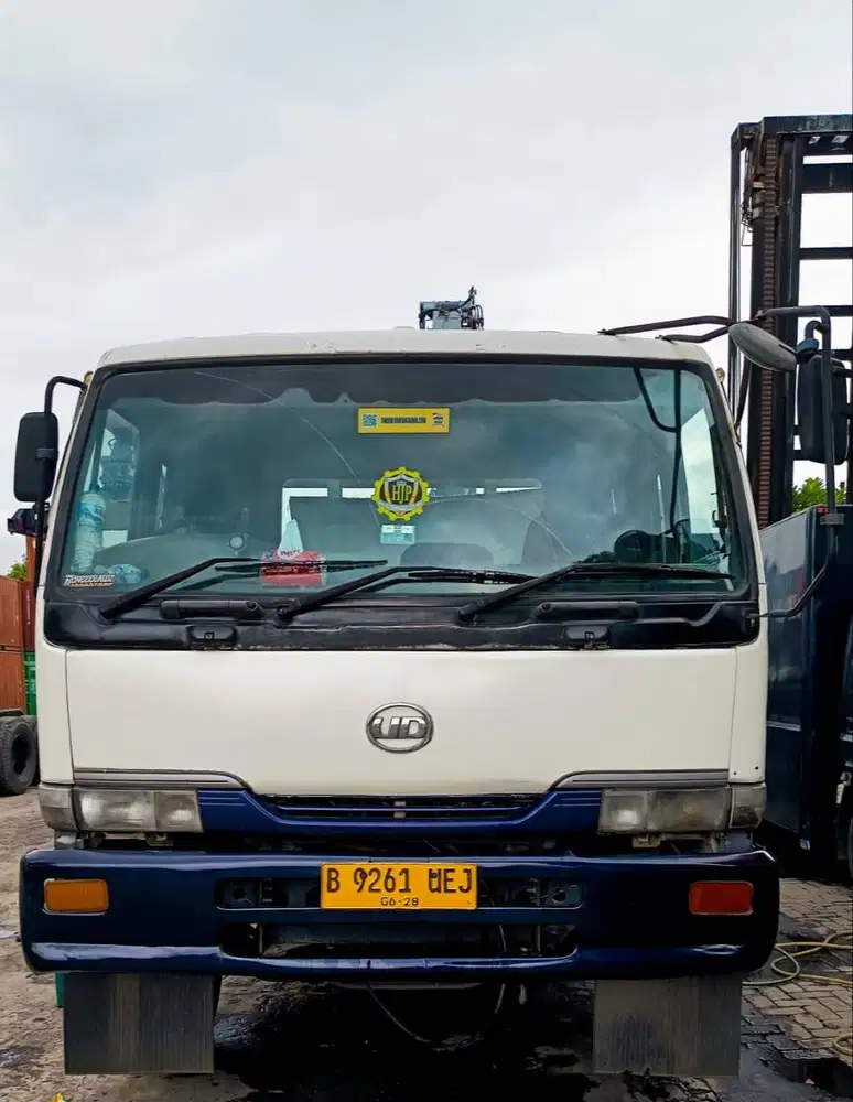 Head Trailer UD Truck