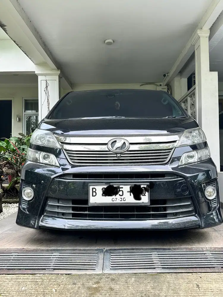 Toyota Velfire 2.4 ZG Tahun 2013 wrna Hitam