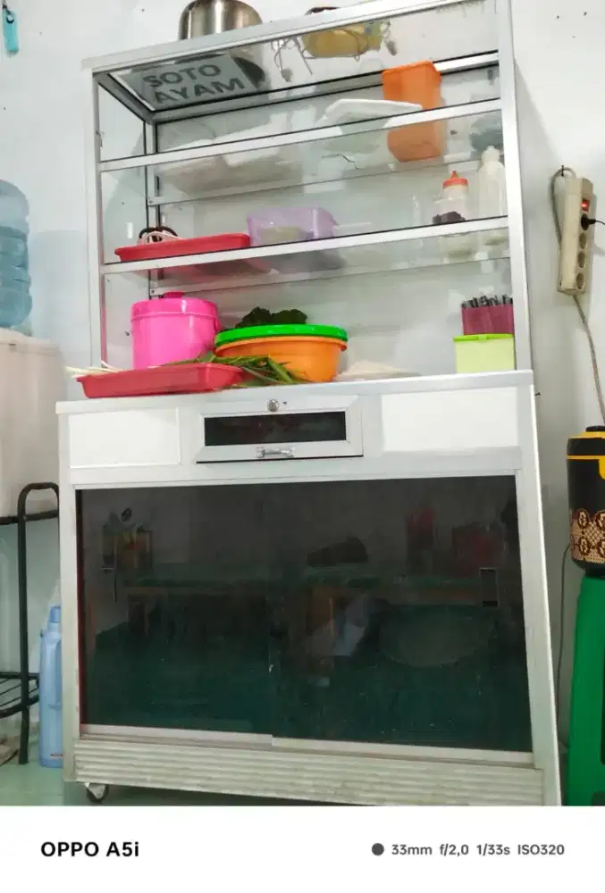 Etalase jualan dan kompor mawar untuk berjualan