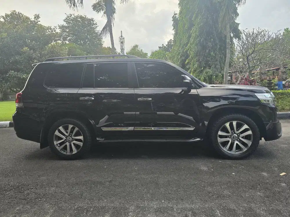 LAND CRUISER VXR 200 4.5 V8 DIESEL TAHUN 2017 MOBIL MEWAH DAN NYAMAN