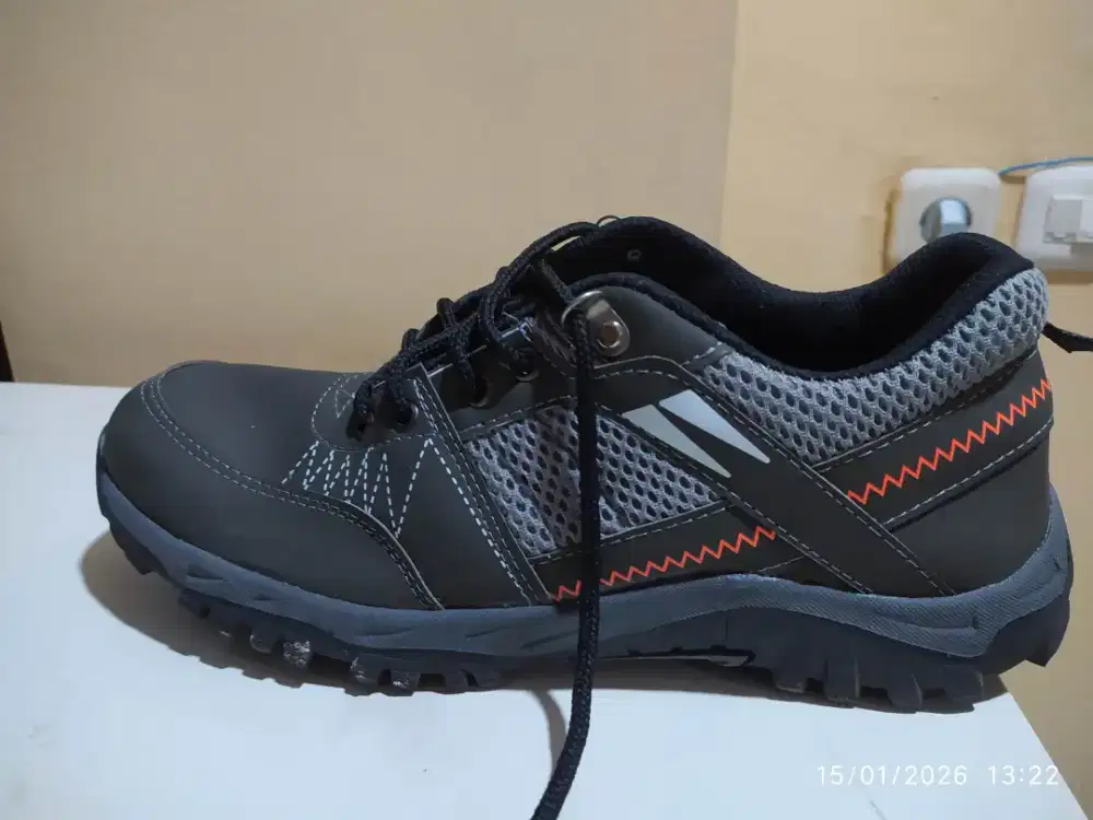 Sepatu Olahraga Second 1 Bulanan