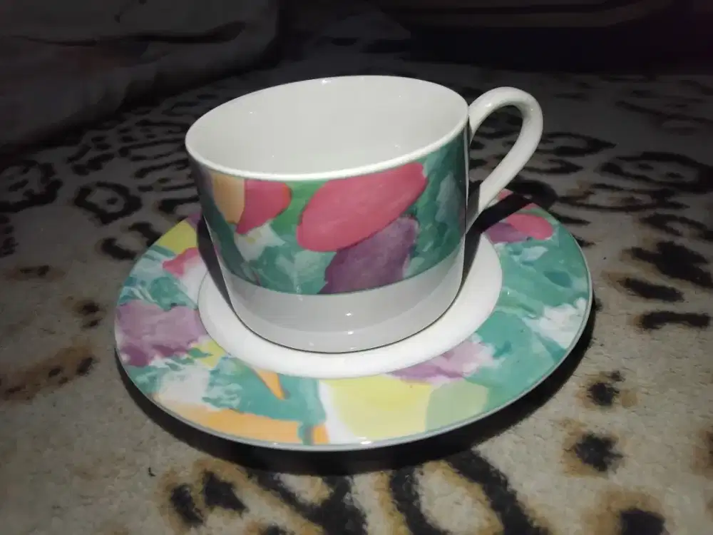 Cangkir dan piring ceper