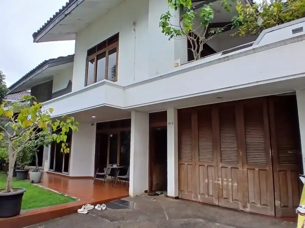 Rumah di lingkungan prestige Interkon Kebun Jeruk dijual