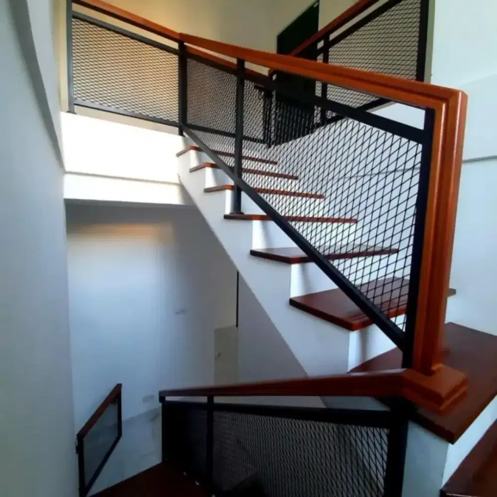 Railing balkon expanda bahan hollow galvanis pegangan kayu