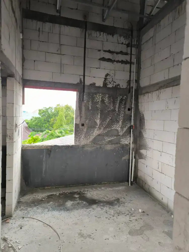 Tukang bangunan rumah kos