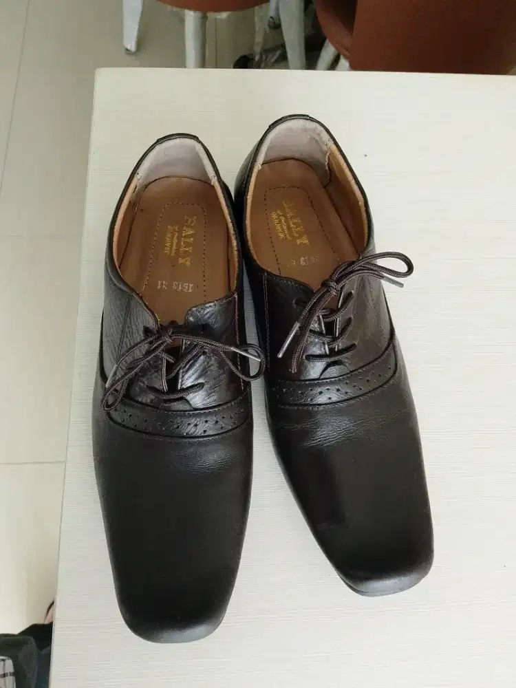 Sepatu formal coklat tua