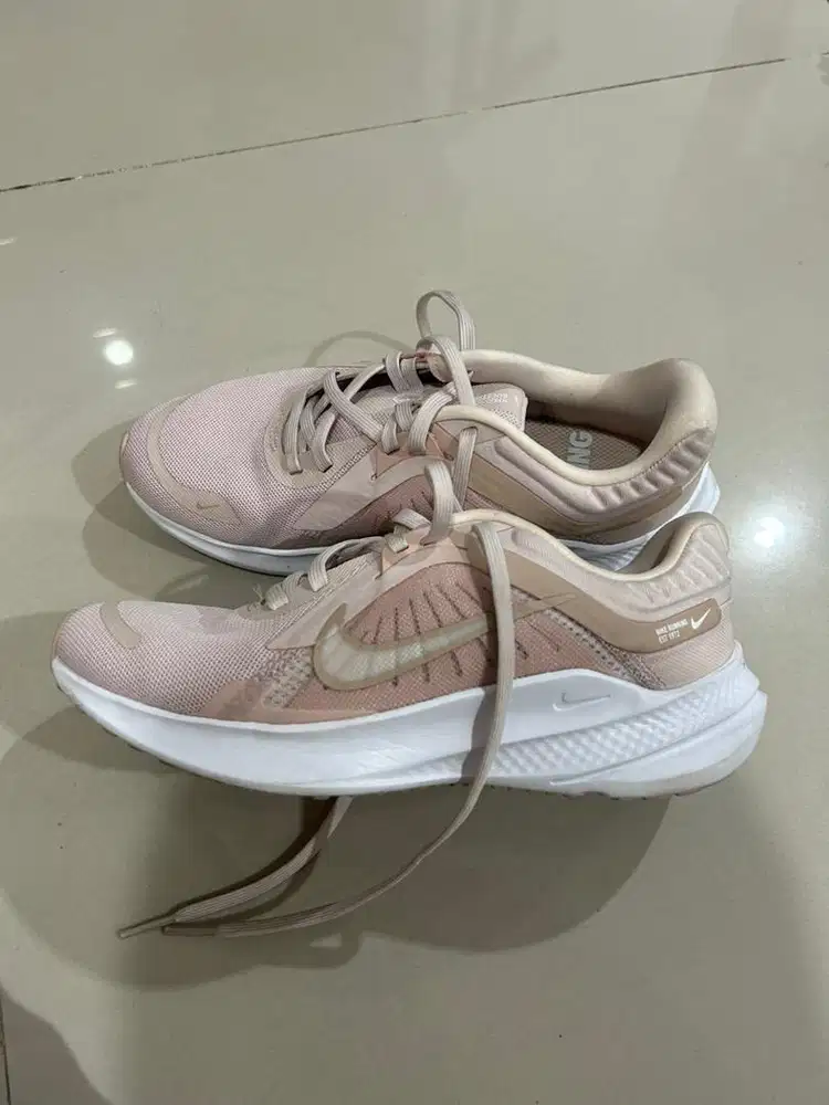 Nike quest 5 running shoes pink original