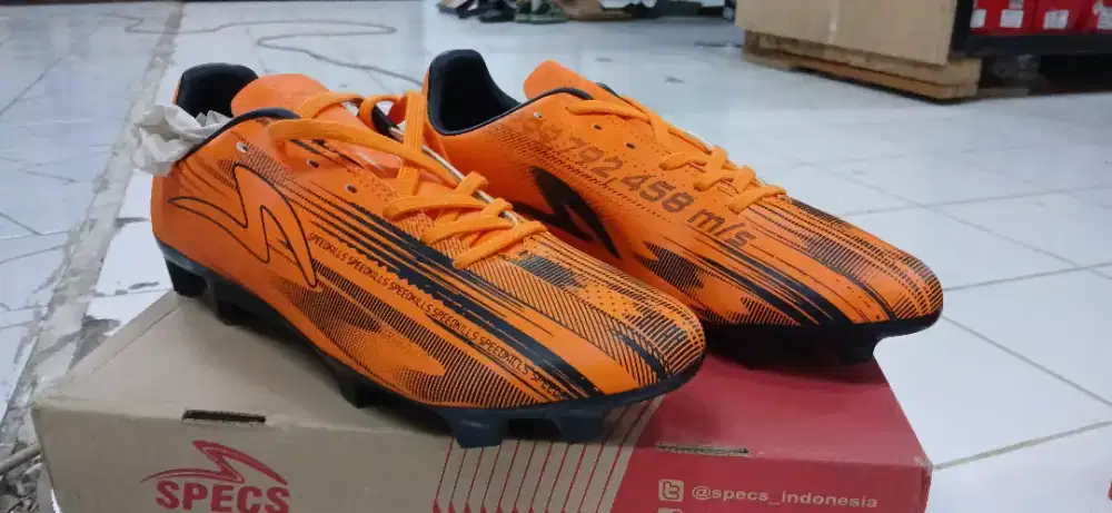 Sepatu bola specs