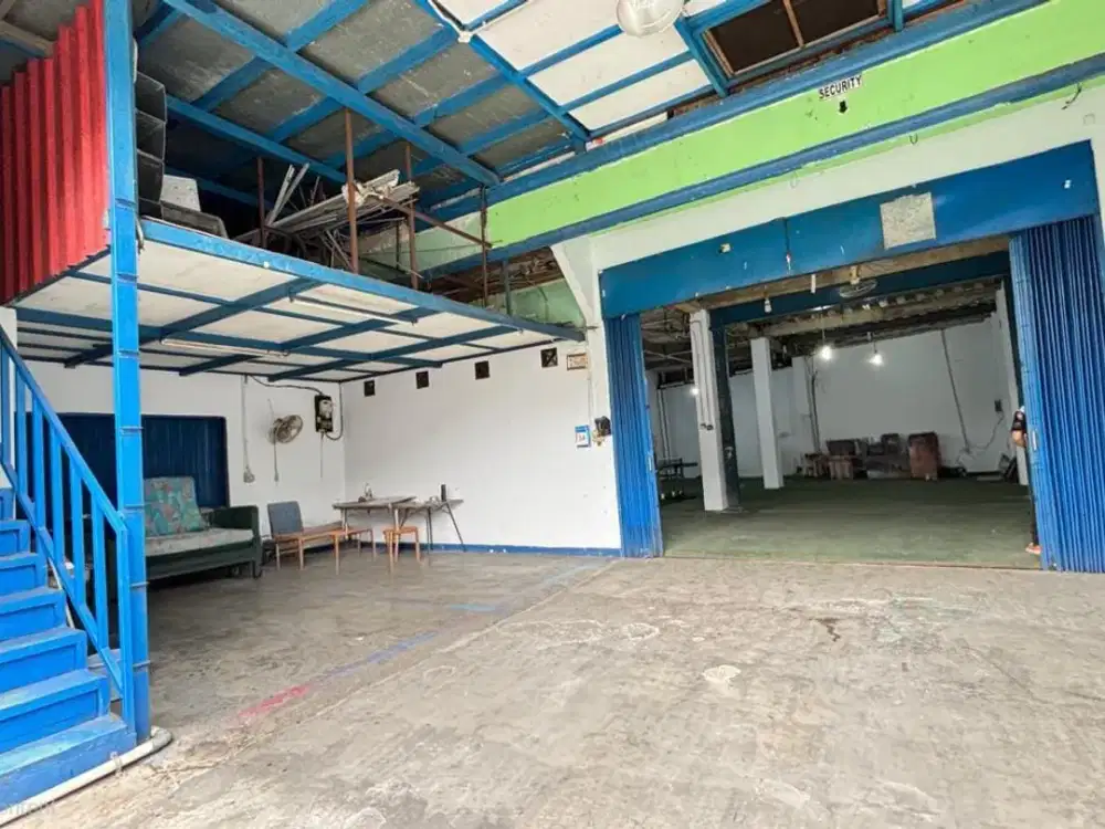 Gudang dengan Atap Tinggi - Bangunan 3 Lantai di CIjantung Jakarta TImur