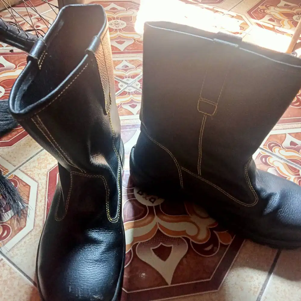 Sepatu sefty bot.uk 42