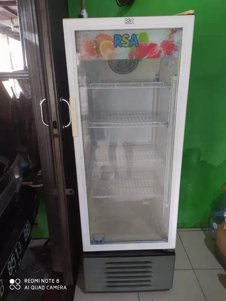 Lemari pendingin showcase