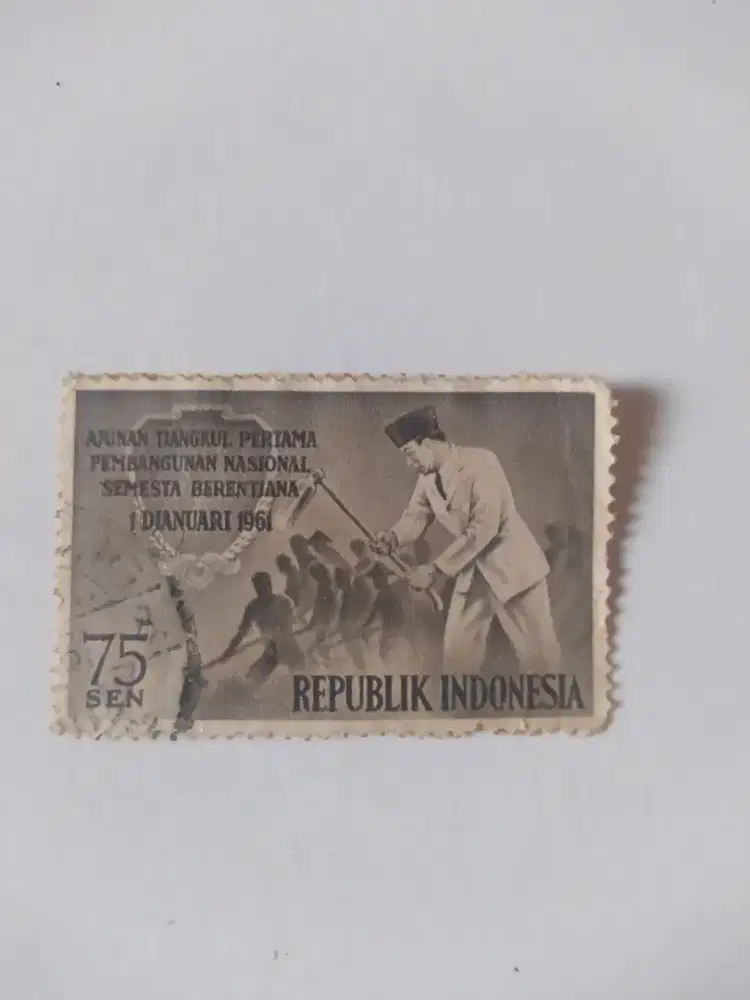 perangko kuno Soekarno 75sen seri ayunan cangkul 1961