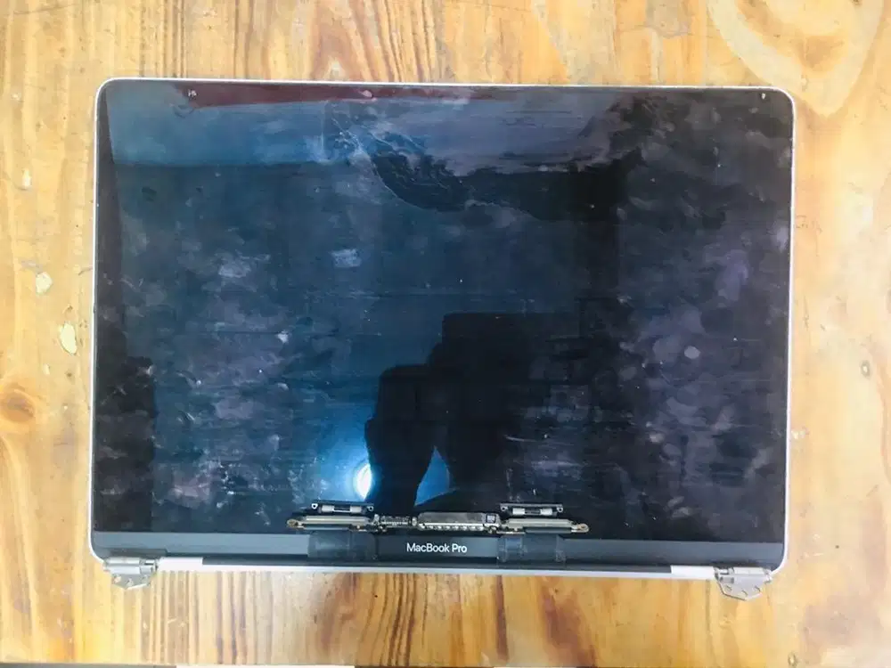 lcd Macbook A2338 pro M 1-2 pecah