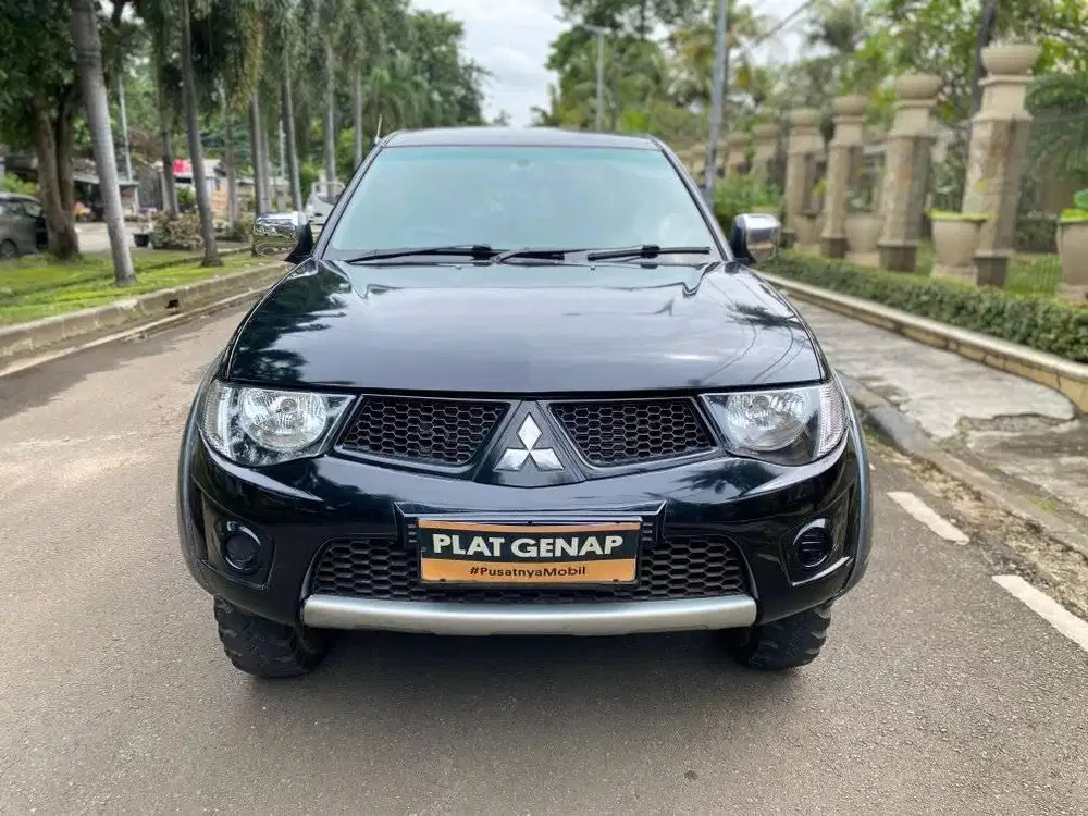 Strada TRITON GLS 2013 DC 4x4 HITAM