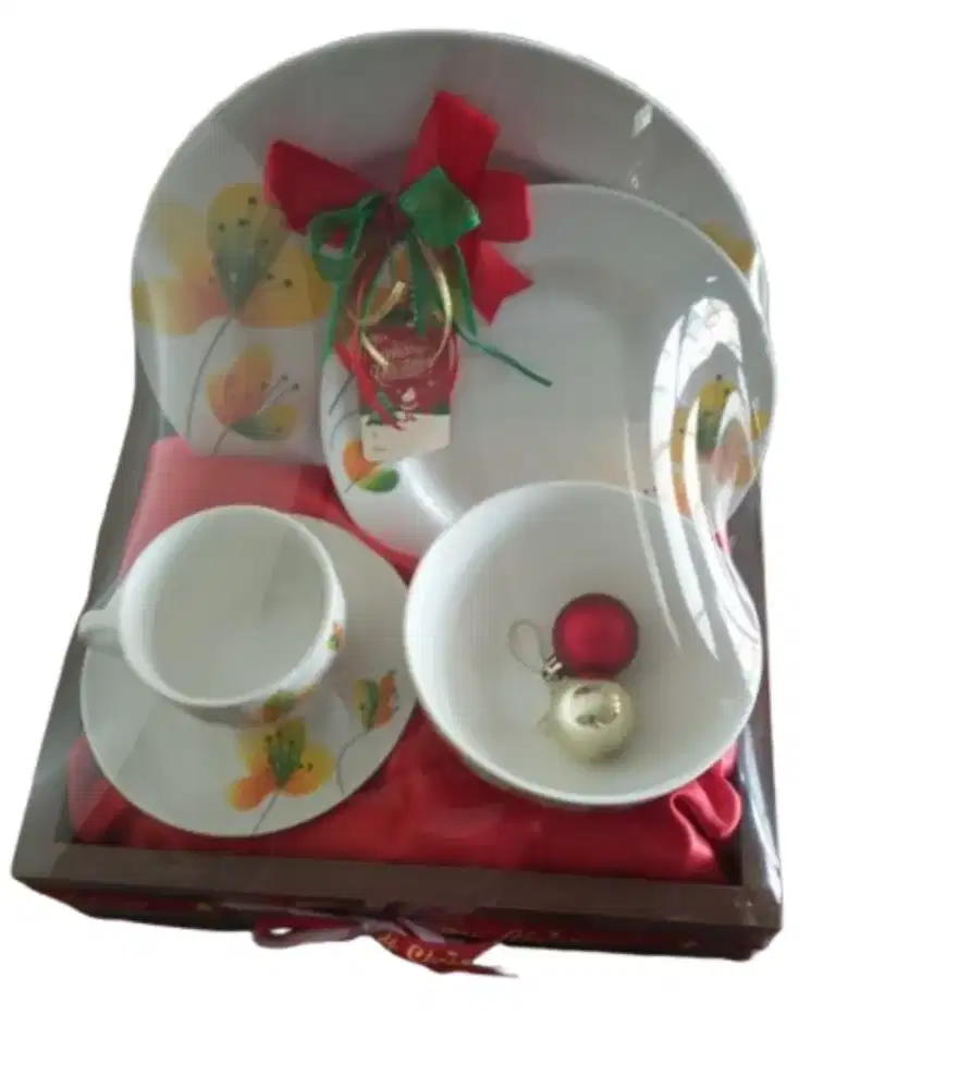 set piring dan mangkuk keramik dengan motif bunga