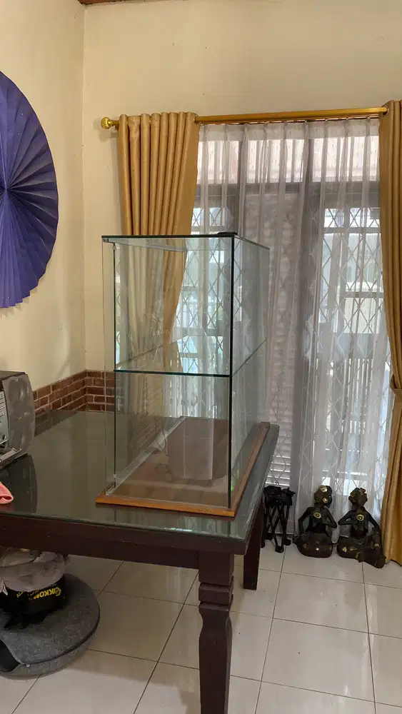 Etalasa Kaca Atas Meja