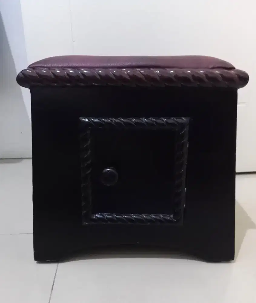 Kursi ratus dan tungku ratus