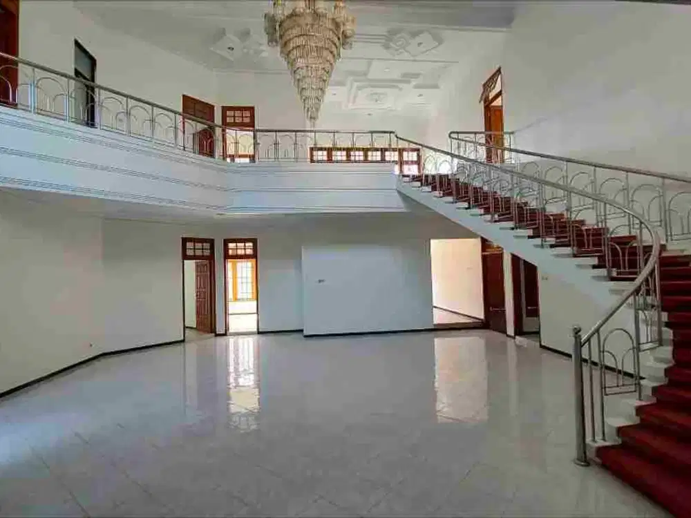 rumah mewah dan besar di sigura gura blok depan dekat kampus ITN dan UB Brawijaya. bagus buat hunian atau kos elite