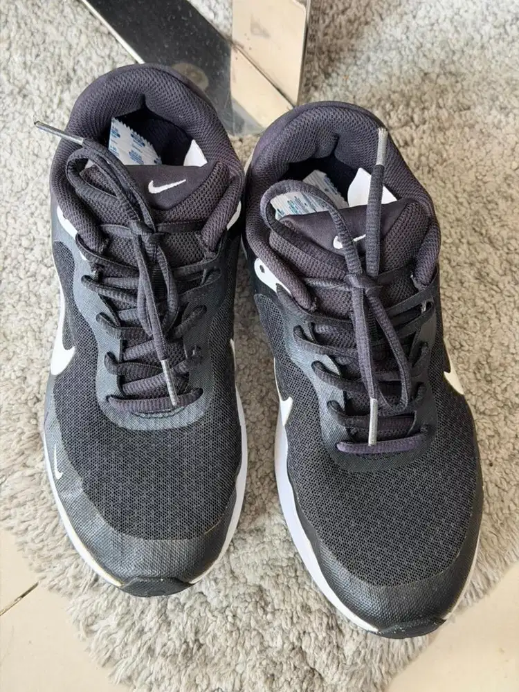 NIKE REVOLUTION 7 Black White