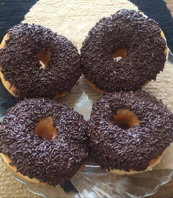 Donat manis spesial, dengan toping yang coklat maupun gula halus