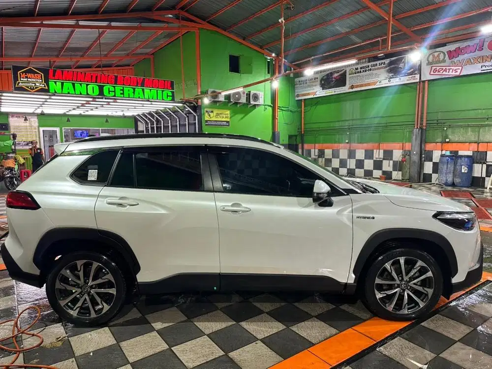 Like new low km Corolla Cross Hybrid 1.8