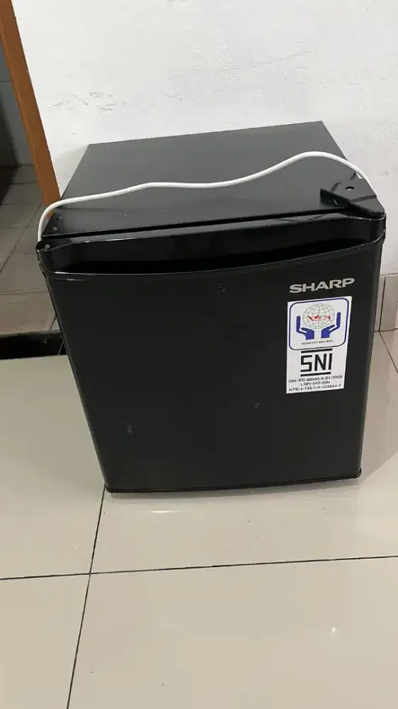 Sharp Kulkas mini bar 50 liter