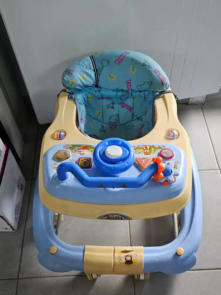 Preloved baby walker merk family