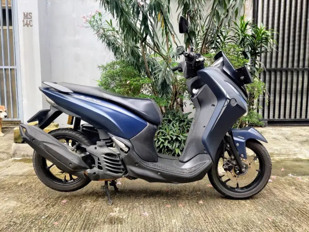 Motor YAMAHA LEXI S 125 istimewa KM 21.500 ABS KEYLESS 2020 mulus