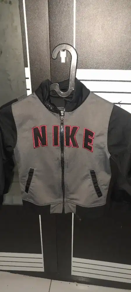 Dijual jaket merk NIKE